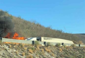 Se incendia tráiler sobre la México 15 en Ahome