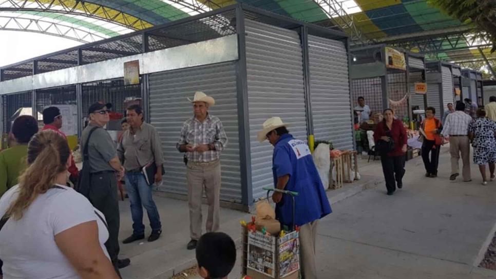 Clausuran 5 puestos del Mercado Zona 030 por vender productos no esenciales