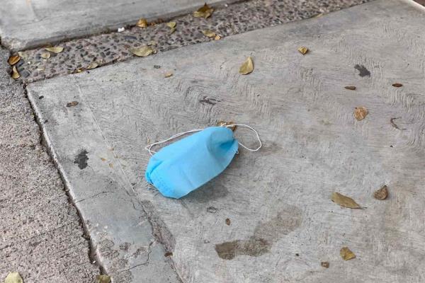 Tiran cubrebocas y guantes usados en las calles de Culiacán