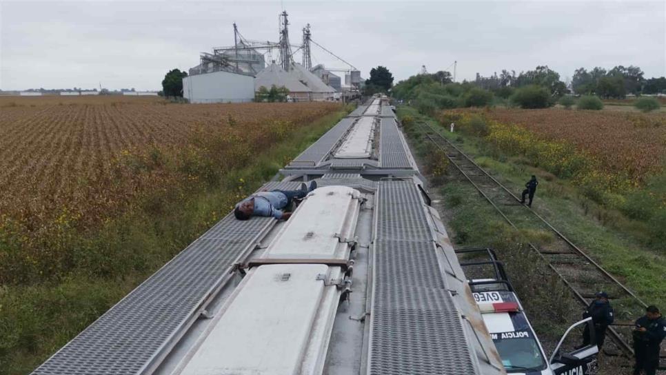 Localizan a un “trampa” muerto en el lomo de un furgón del tren en Guasave