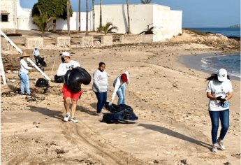 Retiran de la zona de playa Los Pinitos 500 kilos de algas y basura, en Mazatlán