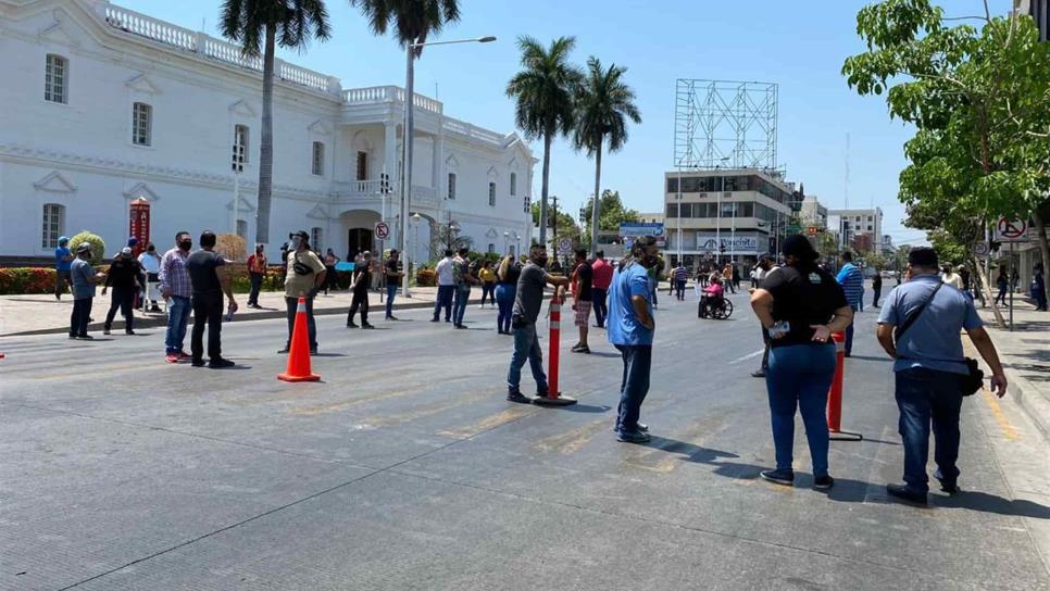 Están “sonsacando” a comerciantes del centro, acusa Estrada Ferreiro