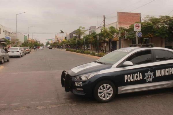 Comerciantes se niegan a cerrar negocios y autoridades bloquean el centro