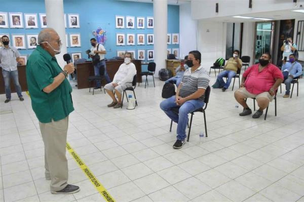Ofrece Ayuntamiento de Mazatlán apoyos a vendedores de playas