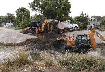 Desazolvan drenes y canales pluviales en Elota