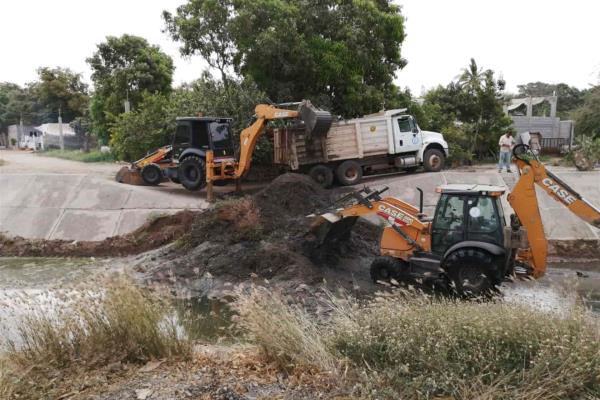 Desazolvan drenes y canales pluviales en Elota