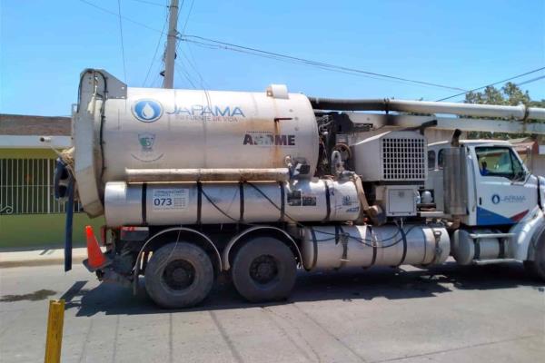 JAPAMA retira taponamientos en drenaje sanitario del  fraccionamiento Las Palmas
