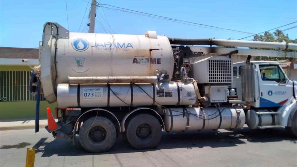 JAPAMA retira taponamientos en drenaje sanitario del  fraccionamiento Las Palmas