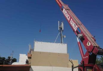 Impiden vecinos trabajos en modernización de antena en Santa Teresa