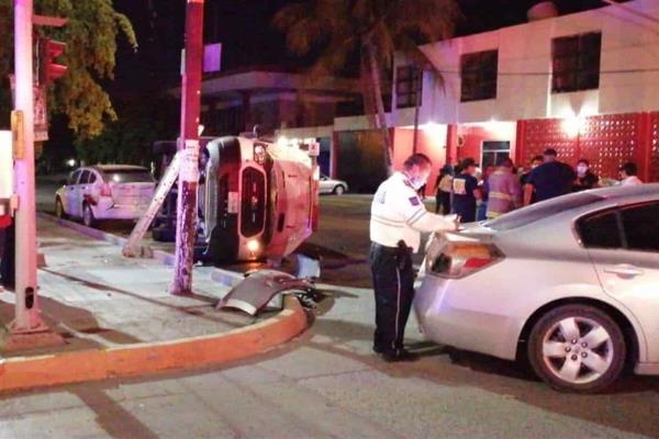 Vuelca ambulancia en Los Mochis, iba de emergencia