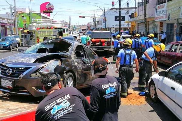 Choque ocasiona aparatosa volcadura de vehículo en Culiacán