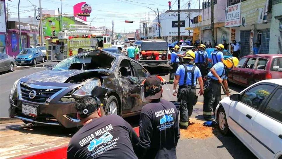 Choque ocasiona aparatosa volcadura de vehículo en Culiacán