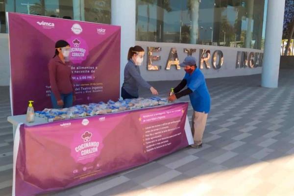 Cocinan de corazón y dan comida gratis a quien lo necesite