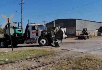 Tren embiste a tráiler que intentó ganarle el paso en Los Mochis