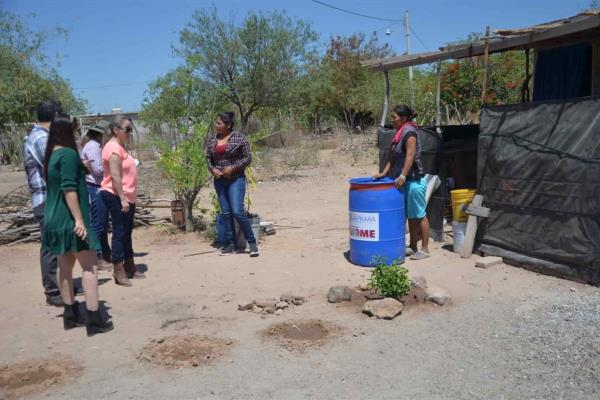 Entrega JAPAMA tambores de 200 litros a familias de Goros Viejo