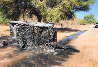 Camioneta termina calcinada tras volcar una mujer en Mocorito