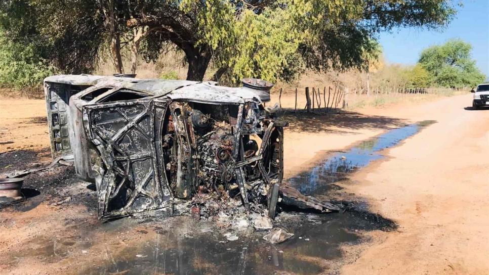 Camioneta termina calcinada tras volcar una mujer en Mocorito