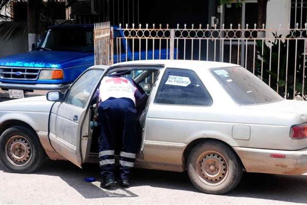 Localizan a un hombre sin vida en un vehículo en Guamúchil