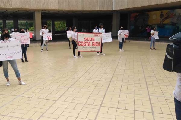 Se manifiesta personal de Conafe en Palacio de Gobierno