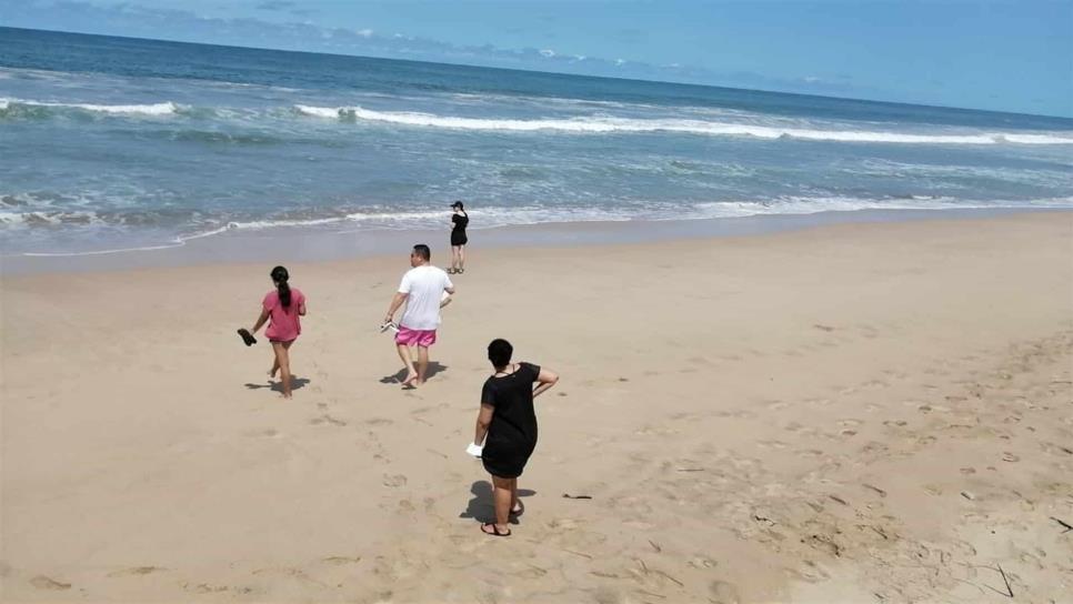 Familias acuden a la playa, en pleno tiempo de verano y del Covid-19