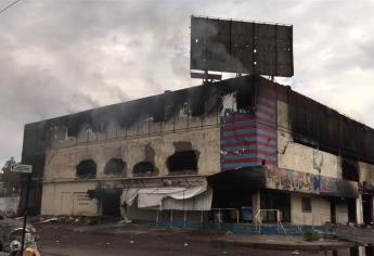 Sofocan incendio en dulcería tras casi 20 horas de incansable labor de bomberos