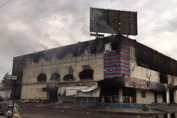 Sofocan incendio en dulcería tras casi 20 horas de incansable labor de bomberos