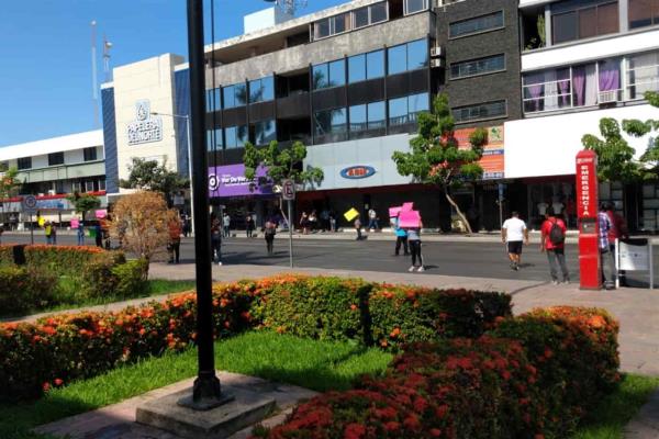 Tiangueros bloquean la Obregón, piden que los dejen instalarse