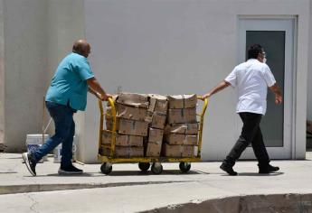 Entrega Ayuntamiento de Ahome pollo para personal del HG de Los Mochis