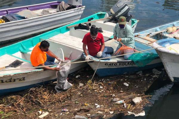 Con la biobarda, retiran cuatro toneladas de basura del Puente Juárez