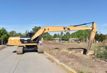 Limpian el Dren San Joachín para prevenir inundaciones en Guasave