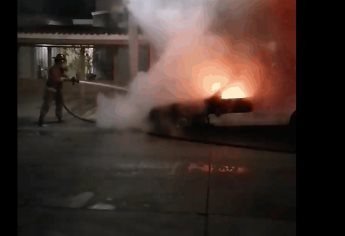 Se incendia vehículo estacionado en Las Fuentes