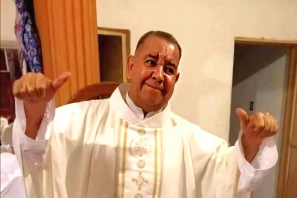 Muere de coronavirus el sacerdote Ramiro Flores de León