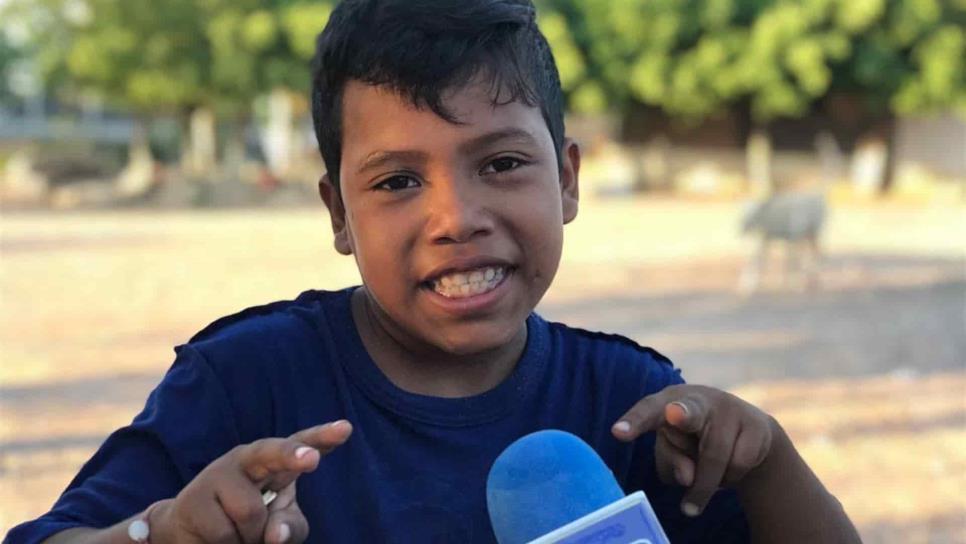 Teo, el niño que sueña con ser cantante famoso