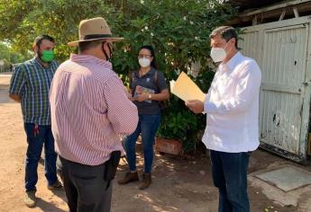 Familias de la Ferrusquilla reciben visita del alcalde de Ahome