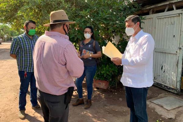 Familias de la Ferrusquilla reciben visita del alcalde de Ahome