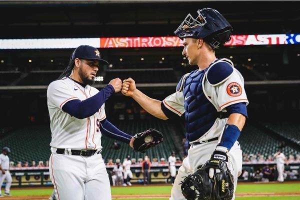Roberto Osuna logra su primer salvamento de 2020