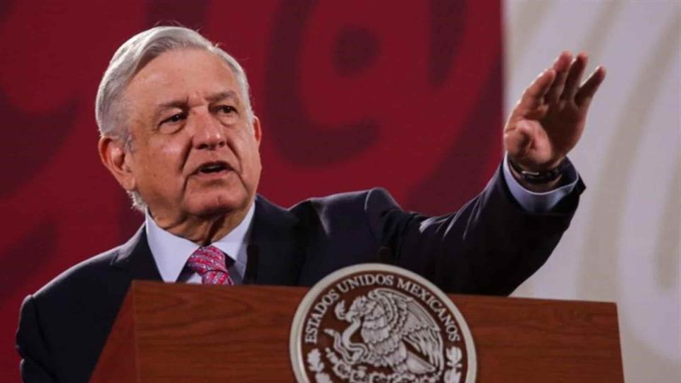 Guarda AMLO un minuto de silencio por las más de 44 mil víctimas del Covid-19 en México