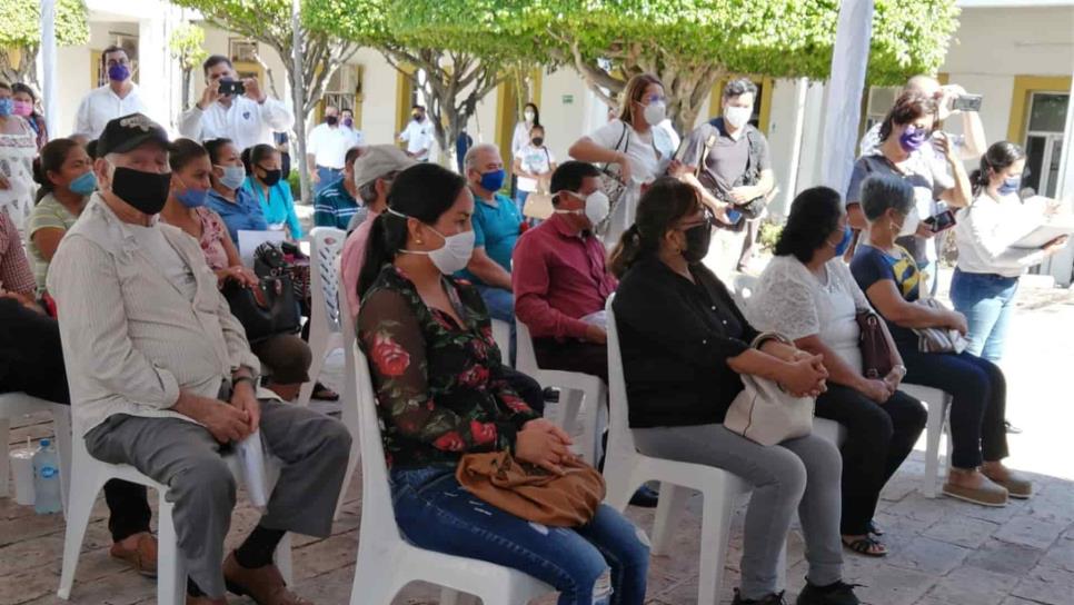 Obtienen 100 familias las escrituras de sus viviendas