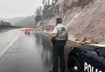 Derrumbe provoca cierre total de la autopista Mazatlán-Durango