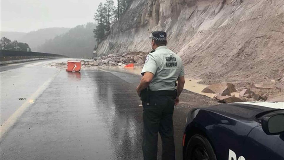 Derrumbe provoca cierre total de la autopista Mazatlán-Durango