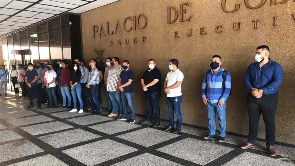 Se manifiestan egresados del INECIPE en Palacio de Gobierno