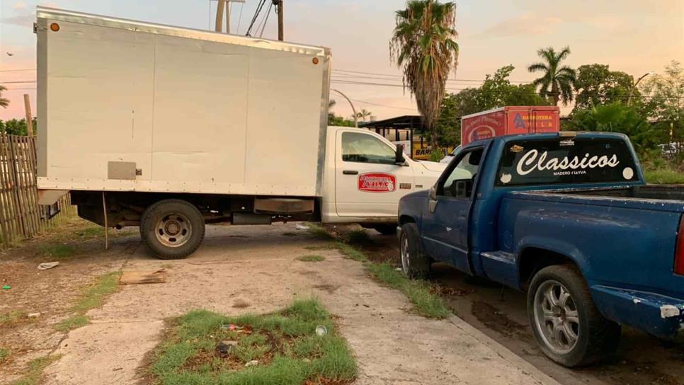 Acusan vecinos del Centro en Los Mochis obstrucción de banquetas por taller mecánico