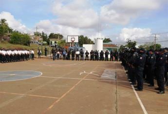 Entregan reconocimiento y estímulo económico a policías del mes