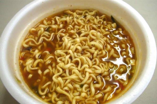 Profeco advierte consecuencias en comer sopas instantáneas