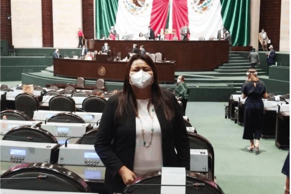 Diputada Federal ofrece apoyo a maestros del Conafe