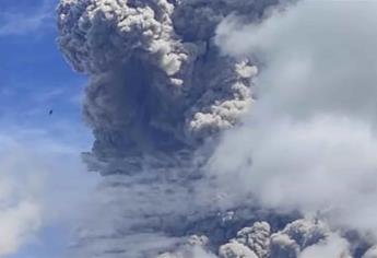 Erupción del volcán Sinabung en Indonesia bloquea los rayos del sol