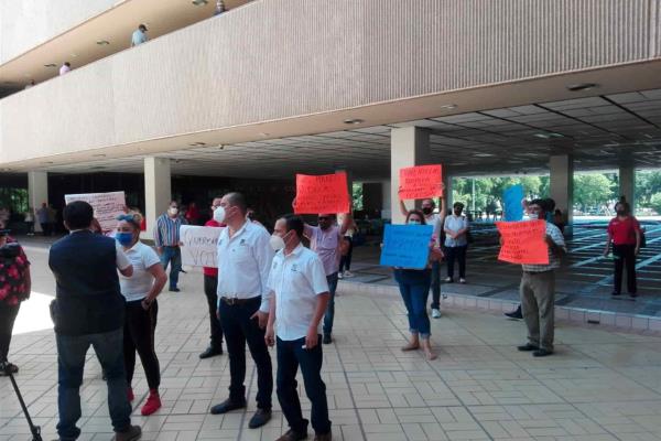 Se manifiestan trabajadores del Icatsin en Palacio de Gobierno