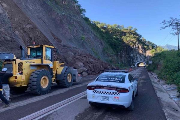 Deslave cierra circulación en súpercarretera Mazatlán-Durango