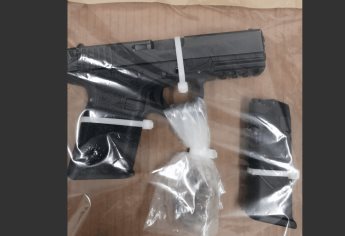 Dos jóvenes hacían fila para entrar a un bar, con pistola fajada; fueron detenidos