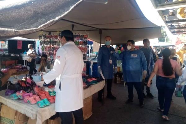 Detectan gente sin cubrebocas y aglomeraciones en el tianguis dominical